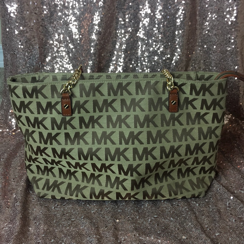 Micheal Kors Signature Jet Set travel chain tote